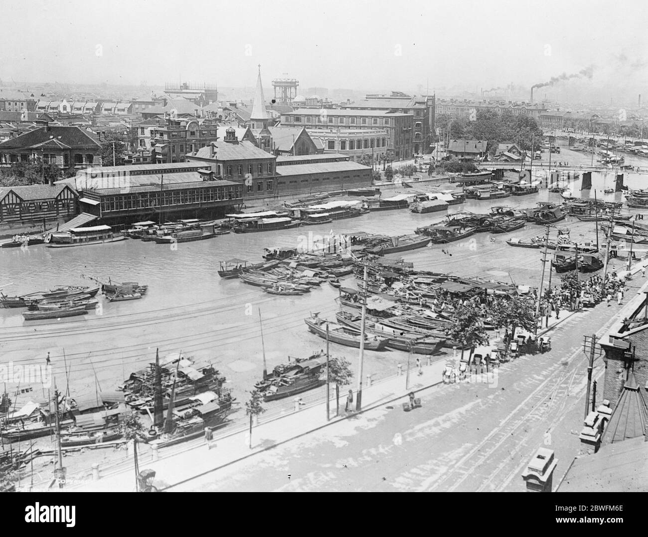 Shanghai . Vue générale sur la ville et le ruisseau Soochow depuis le sommet de la maison Astor. 17 juin 1925 Banque D'Images