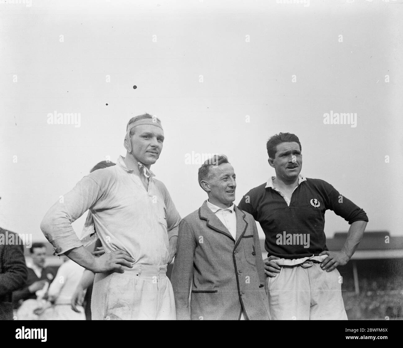 Rugby à Twickenham Angleterre contre Ecosse l'Angleterre et les capitaines écossais avec l'arbitre 15 mars 1924 Banque D'Images