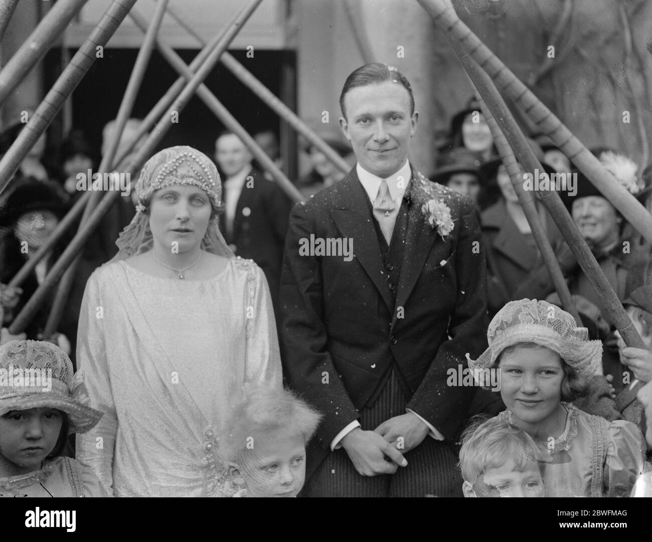 Mariage Yorkshire . À l'église de tous les Saints , Brompton de Sawdon , le Capt H G Cator était marié à Mlle A Cayley . Mariée et marié . 5 février 1925 Banque D'Images