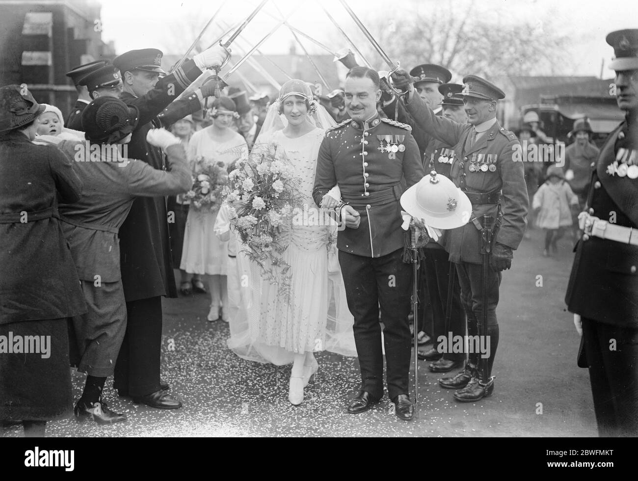 Le capitaine de mariage H Webber , R M et Mlle R J Pearce se sont mariés à la Chapelle du dépôt Royal Marine , Deal . Mariée et marié . 13 février 1926 Banque D'Images