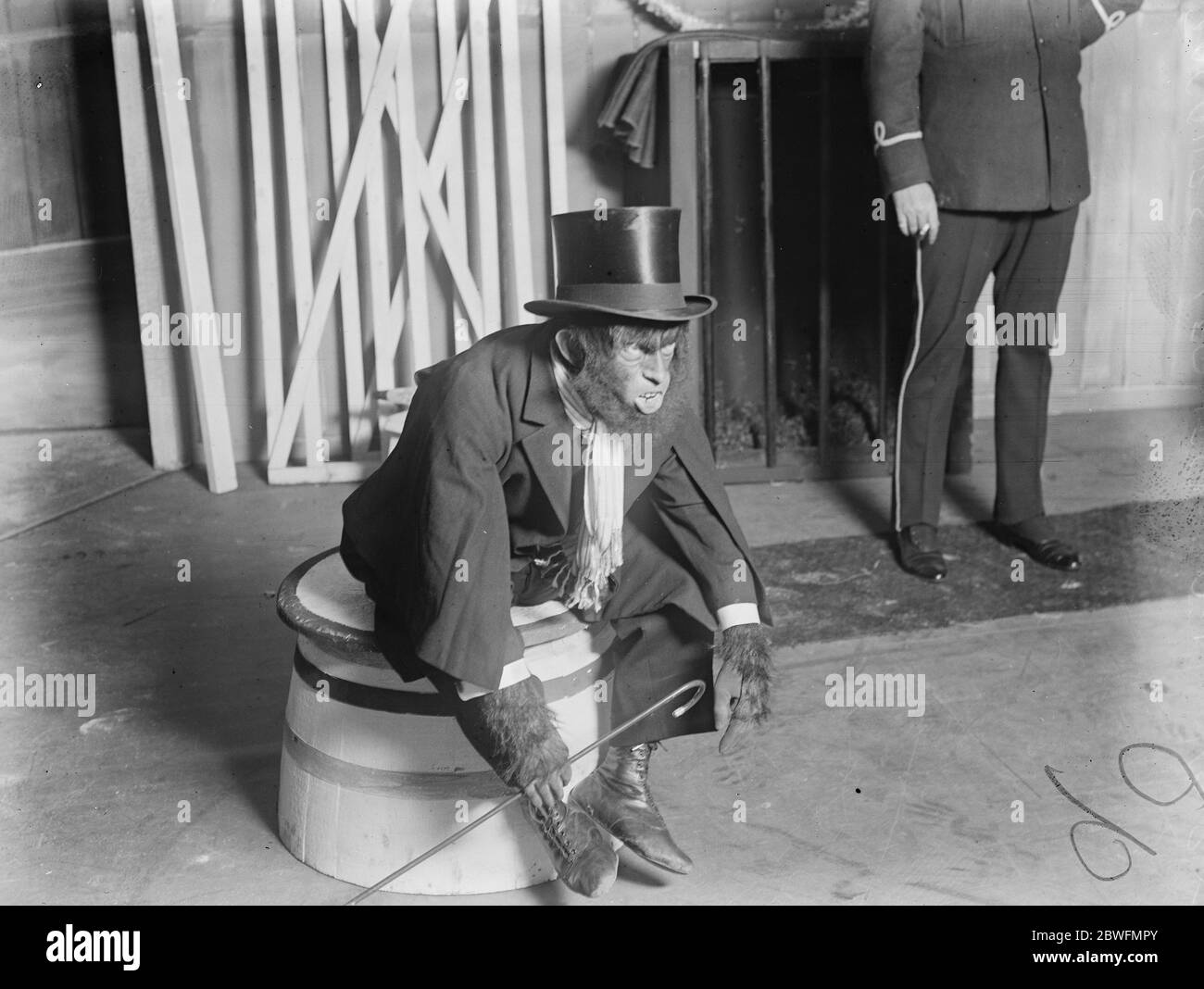L'homme comme singe ' s merveilleux de l'acteur français se faire jouer au petit théâtre M Jacques Lerner , un acteur français , qui jouera la partie du singe . 8 septembre 1925 Banque D'Images