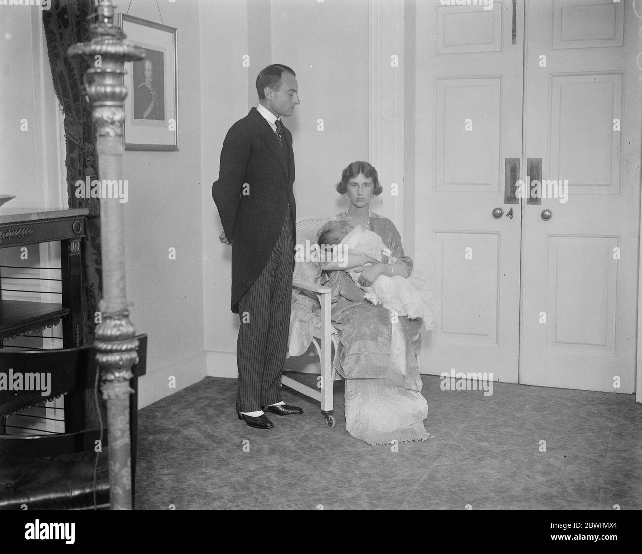 Bébé serbe prince baptisé . Le fils naissant du prince et de la princesse Paul de Serbie a été baptisé au White Lodge , à Richmond Park . Prince et la princesse Paul avec leur fils . 4 septembre 1924 Banque D'Images