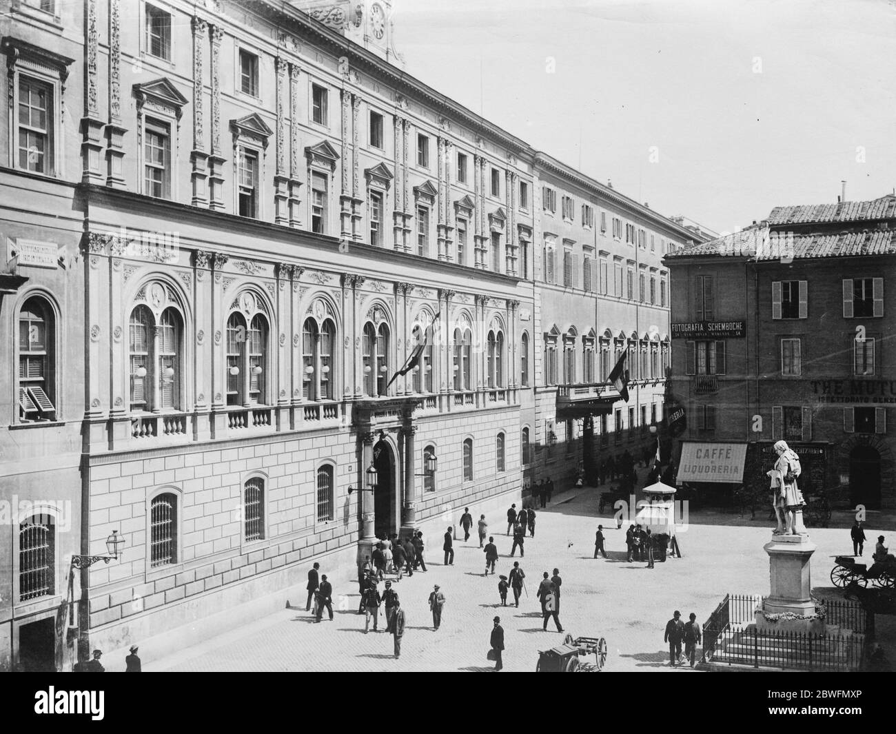 Tentative d'assassinat de Mussolini . Une tentative a été faite devant le ministère public des travaux pour tuer Signor Mussolini . La Piazza Di S Silvestro, montrant le bureau de poste général , le bureau de télégraphe et le ministère des travaux publics . 11 septembre 1926 Banque D'Images