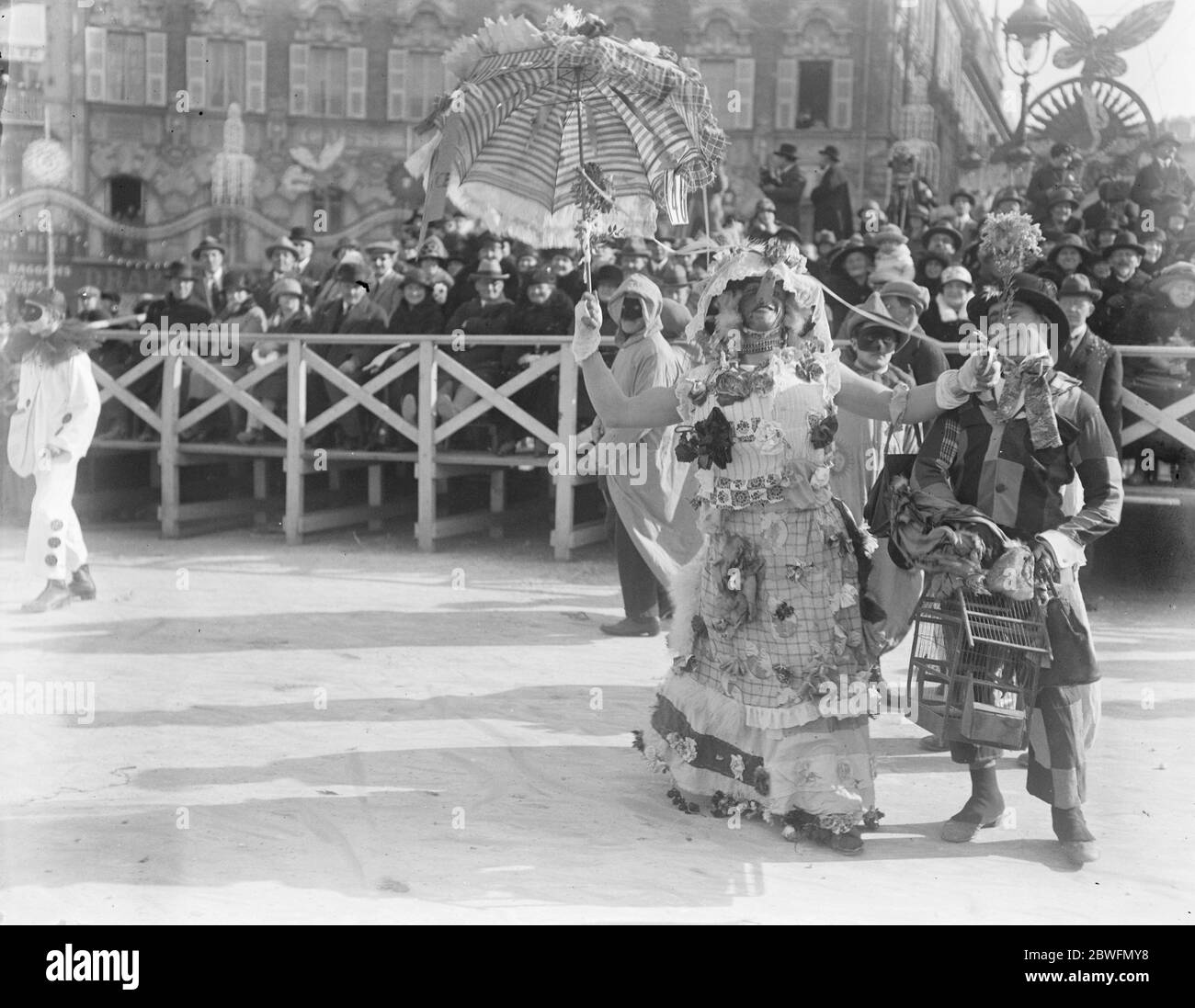 Carnaval du roi à Nice . Fêtards à pied. 26 février 1924 Banque D'Images