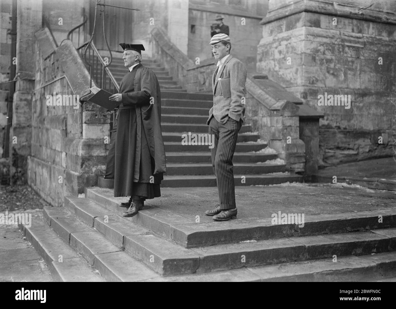 Eton jeu mural . Rév C A Alington , le chef d'Eton , appelant le rôle avant le match . 30 novembre 1925 Banque D'Images