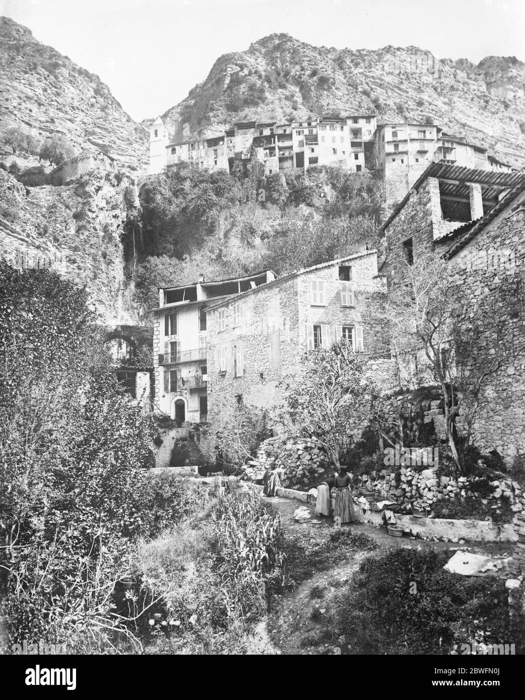 Les glissements de terrain tuent 30 . Après trois semaines de mauvais temps , une avalanche de boue et de pierres a emporté la moitié du village de Roquebillière , à environ 25 miles au nord de Nice . Trente personnes sont mortes . Vue sur Roquebillière. 25 novembre 1926 Banque D'Images