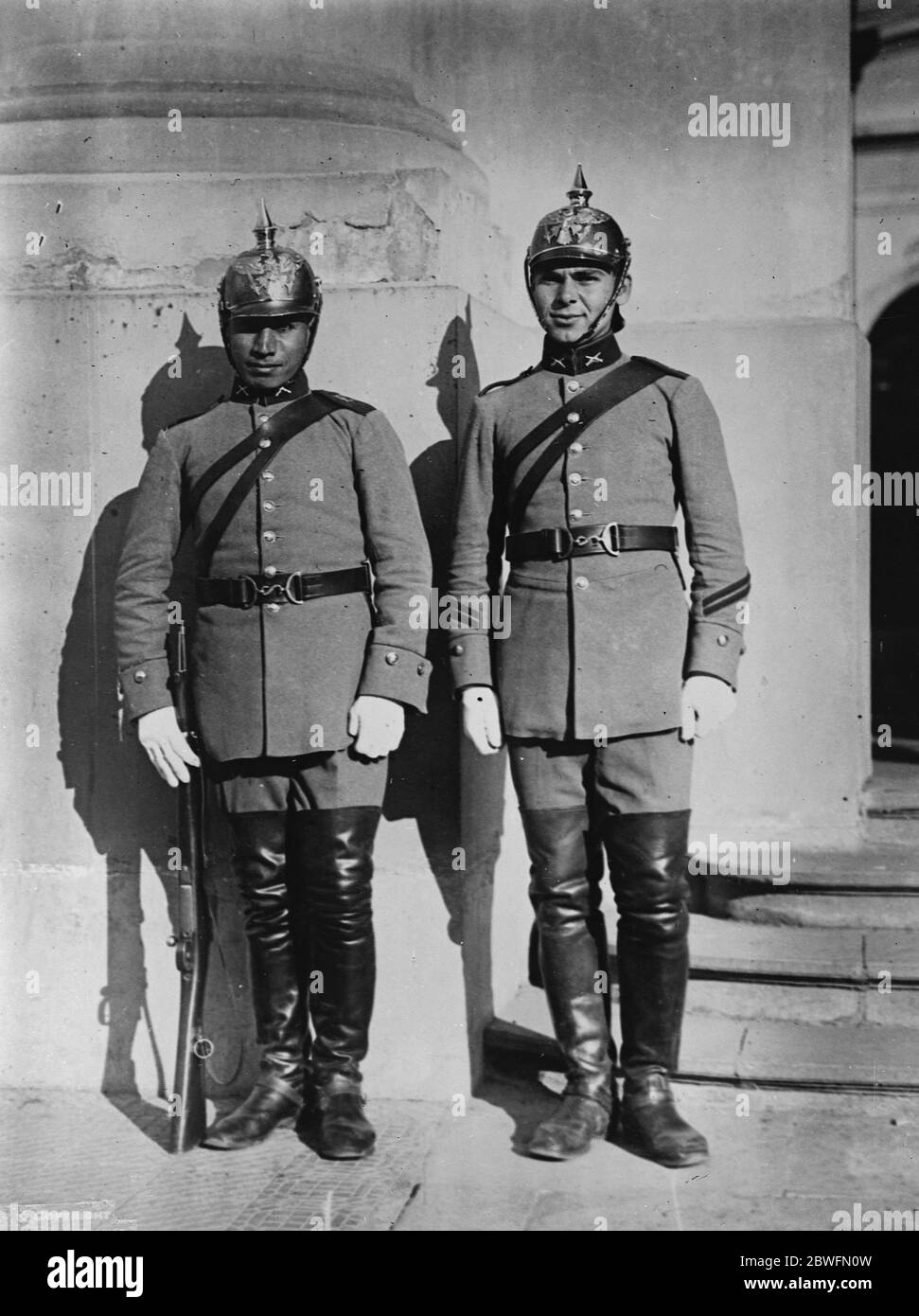 Révolution au Chili UN coup d'Etat militaire a eu lieu au Chili , un contingent de jeunes officiers militaires ayant occupé le Palais Moneda , le quartier général du gouvernement et l'a entouré de soldats de la garde présientielle à l'entrée du Palais du Gouvernement le 24 janvier 1925 Banque D'Images
