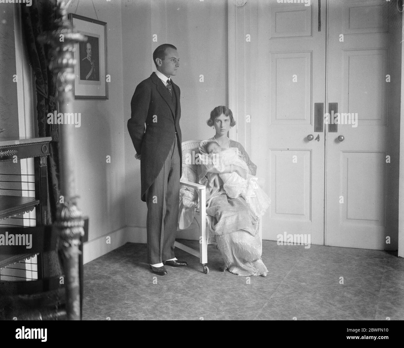 Bébé serbe prince baptisé . Le fils naissant du prince et de la princesse Paul de Serbie a été baptisé au White Lodge , à Richmond Park . Prince et la princesse Paul avec leur fils après la cérémonie . 4 septembre 1924 Banque D'Images