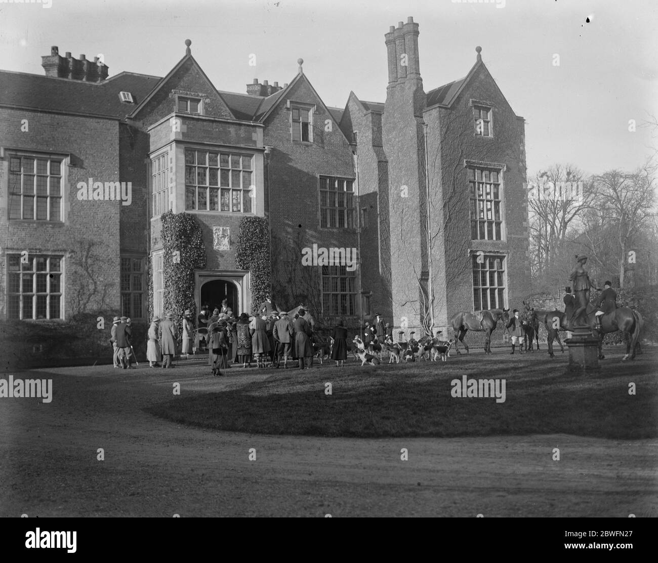 Les huds se rencontrent aux Checkers . Les anciens Hounds de Berkeley se sont rencontrés à Chequrs , la maison de campagne du Premier ministre . La rencontre devant les Chequers . 24 janvier 1925 Banque D'Images