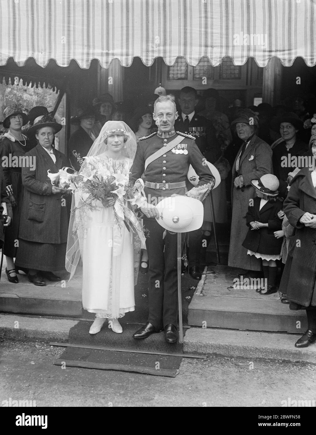 L'officier de la Marine royale déversait le major J M Tuke , R M , a été marié à la terrasse Hamilton de St Mark , N W , à Miss G R LWIS le 14 mai 1924 Banque D'Images