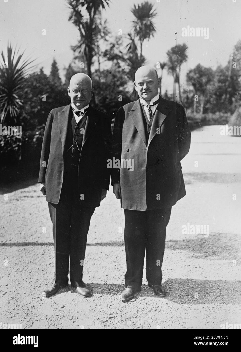 La conférence de Locarno . Le Dr Luther , chancelier allemand ( à gauche ) , et le Dr Stresemann , ministre des Affaires étrangères , qui assisteront à la Conférence du Pacte de sécurité à Locarno . 7 octobre 1925 Banque D'Images