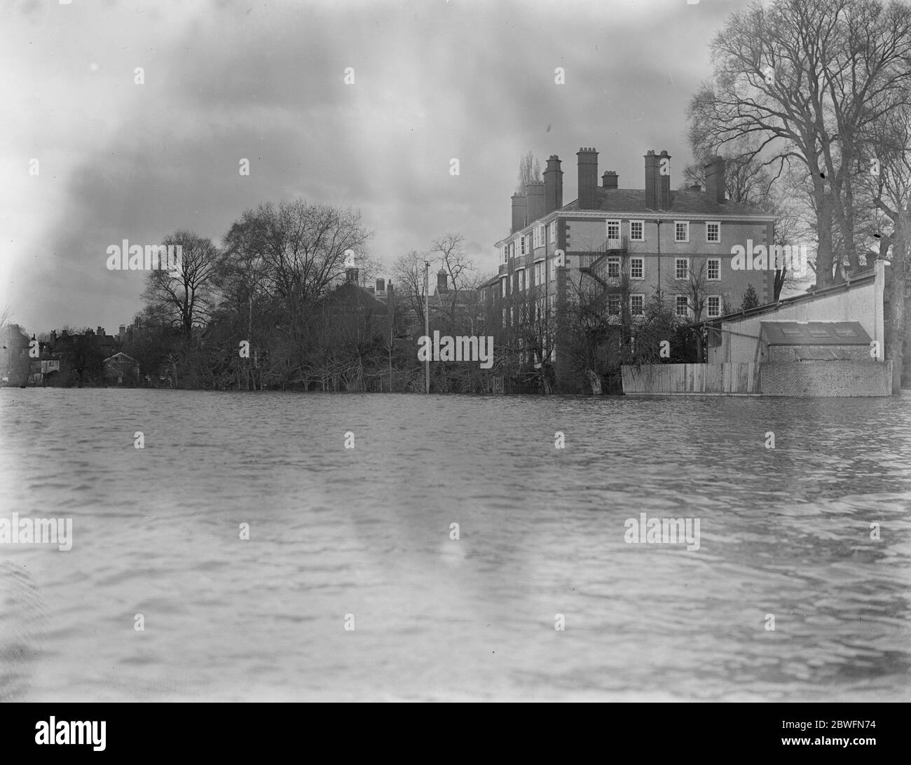 Les inondations de la Tamise . Eton College terrain de loisirs et un des terrains de jeu en eau profonde . Un des bâtiments de collège est vu dans l'image . 6 janvier 1926 Banque D'Images