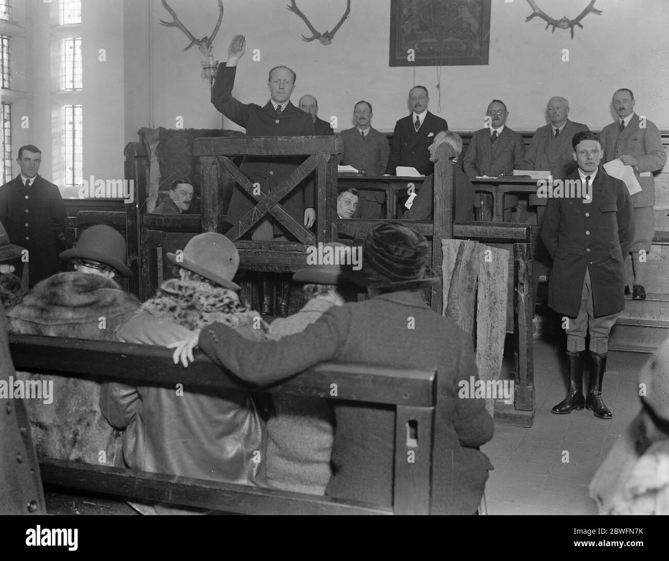 Un tribunal féodal . Le tribunal de Swainmote et de Attachment se sont réunis à New Forest Hall , Lyndhurst , pour entendre des cas d'infractions contre la loi sur les forêts nouvelles . Le crieur ouvrant la cour . 11 janvier 1926 Banque D'Images