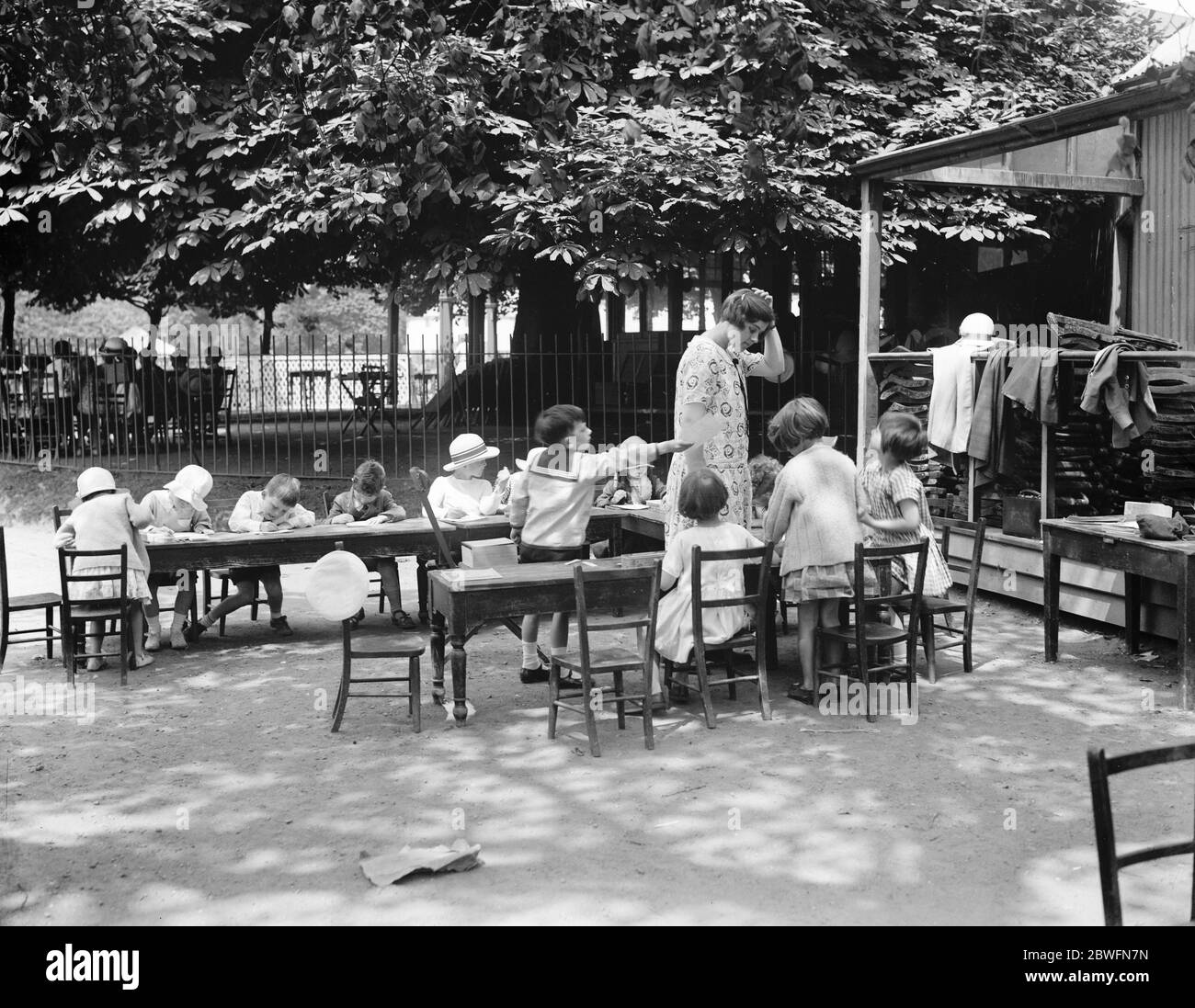 L'école fraîche . Quels que soient les résultats , les universitaires se gardent certainement au frais tout en s'occupant de leurs leçons dans le Royal Botanic Gardens Regents Park . 16 juillet 1926 Banque D'Images