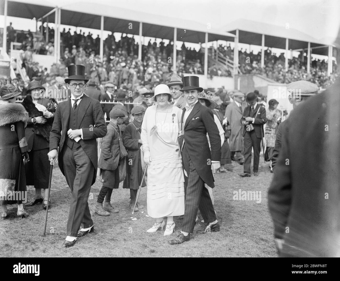 Oaks Day à Epsom Lady Nulton et son fils 6 juin 1924 Banque D'Images