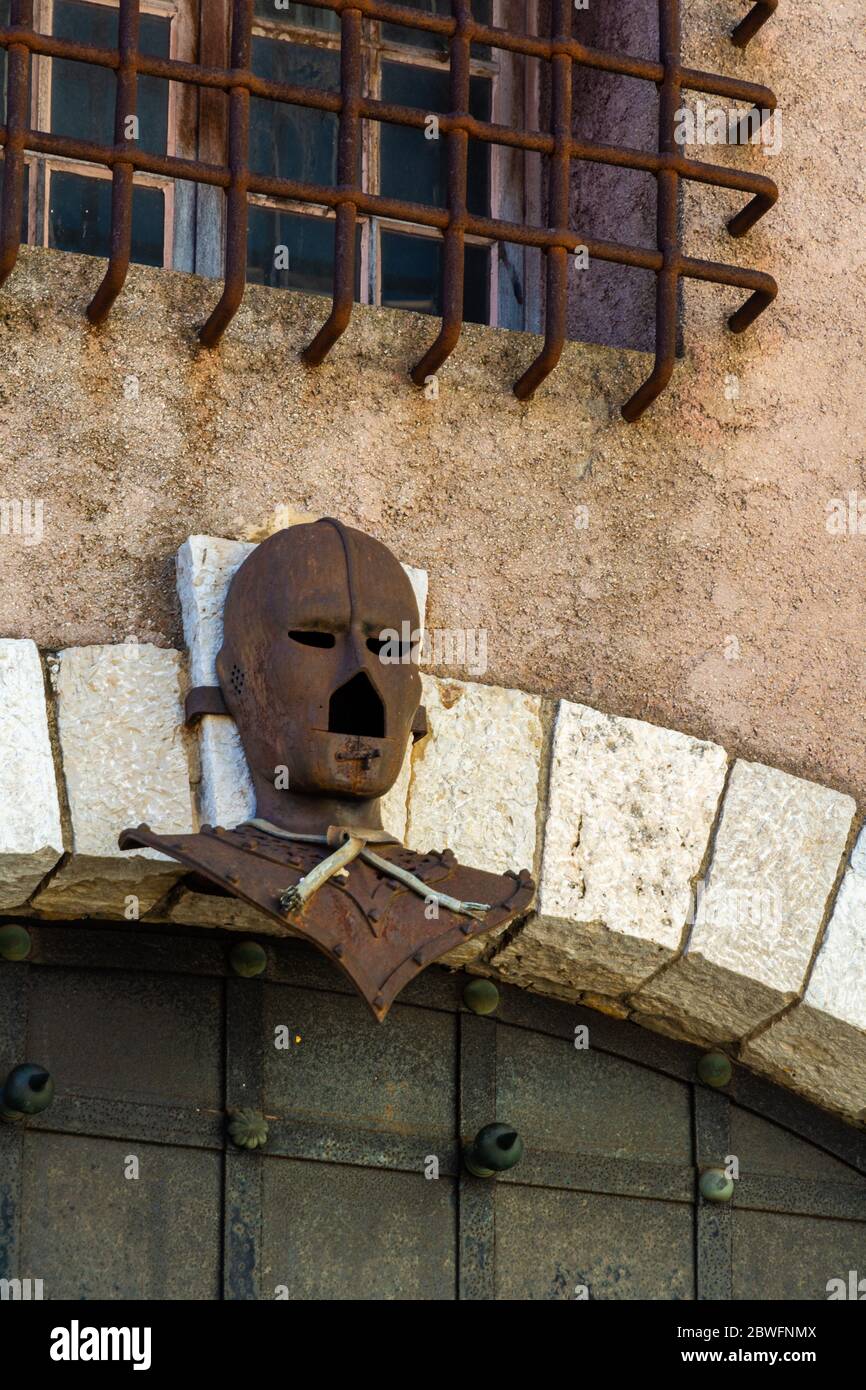 La tour du masque, avec l'homme dans le masque de fer, prisonnier non  identifié qui a été arrêté en 1669 ou 1670 Photo Stock - Alamy