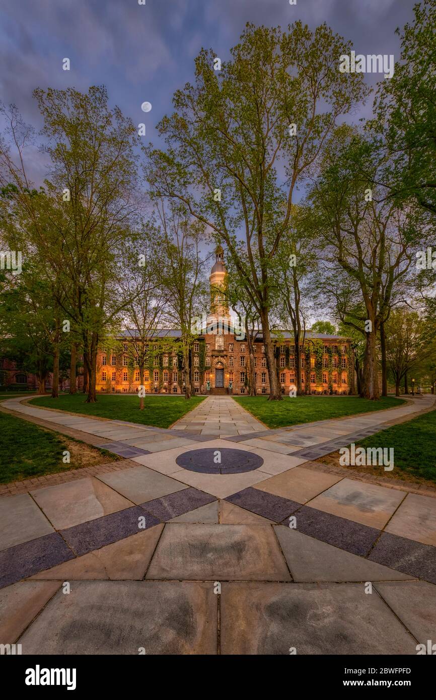 Princeton University Nassau Hall - la lune s'élève derrière le bâtiment Old Nassau de l'université de Princeton, dans le New Jersey. Banque D'Images