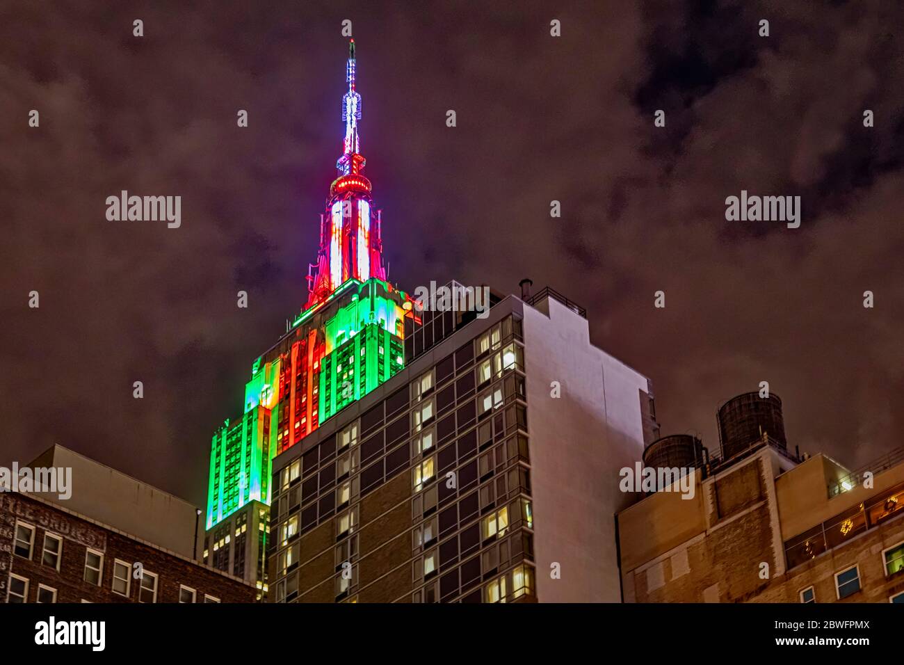 Empire State Building Christmas - le soir, vue rapprochée de l'ESB illuminée dans les couleurs de Noël. Banque D'Images