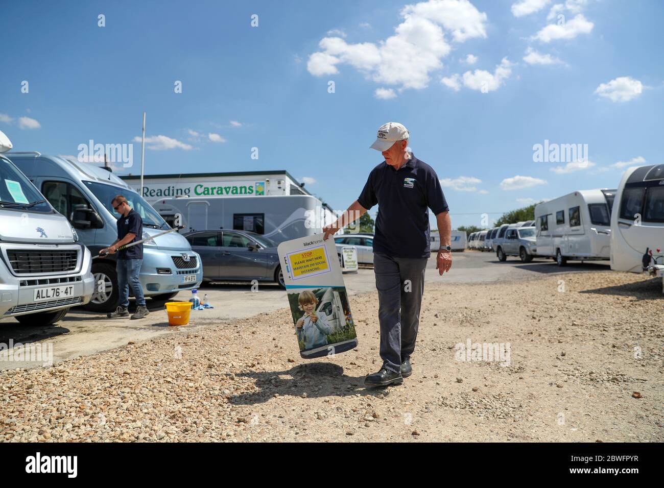 Ian Stamp met des signes de distanciation sociale au Reading Caravan and Motorhome Center après l'introduction de mesures pour soulager l'Angleterre hors de son verrouillage. Banque D'Images