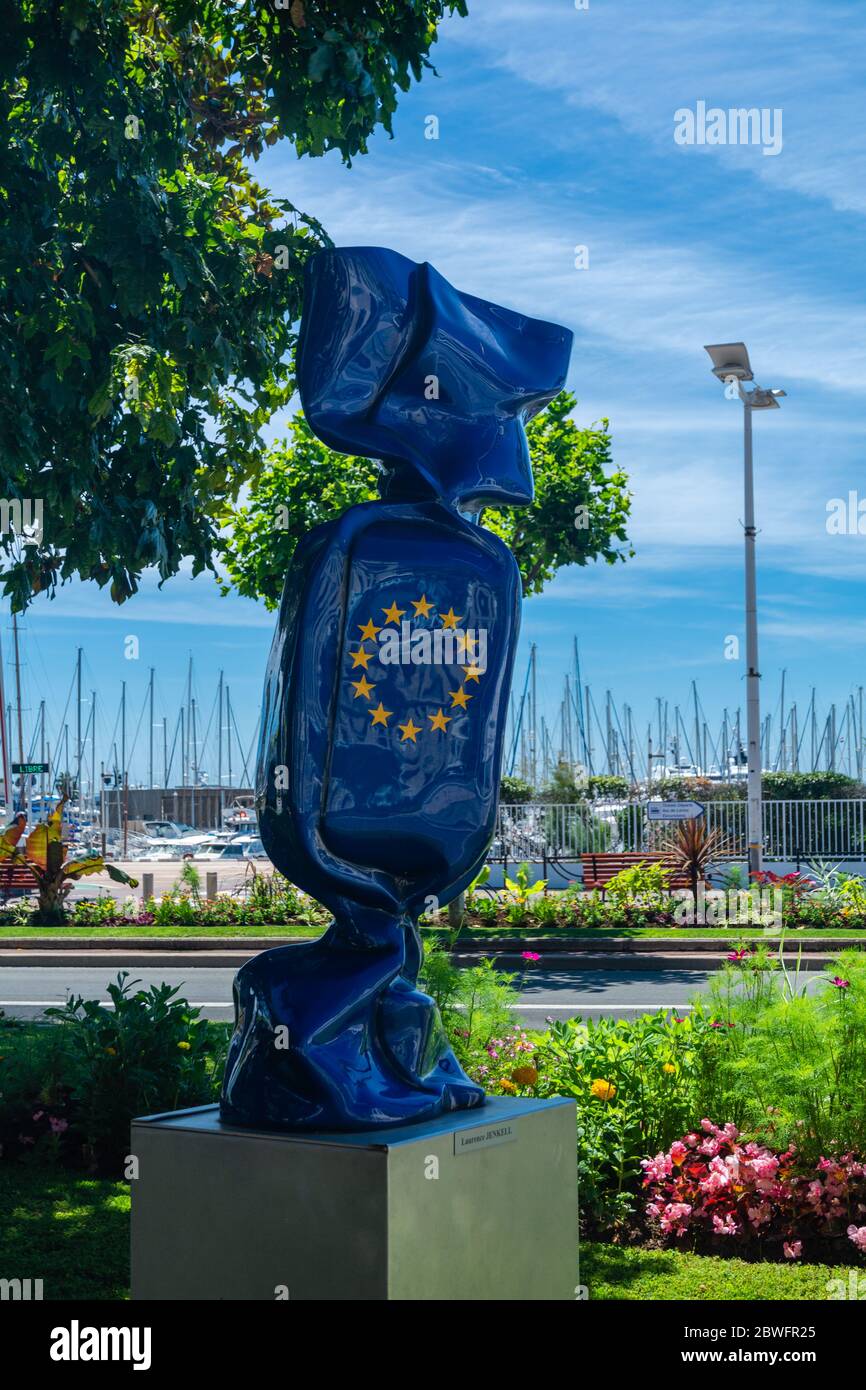 Cannes, France - 12 juin 2019 : statue de bonbons symbole de l'Union européenne sur la Promenade de la Croisette à Cannes. Fabriqué par Laurence Jenkell en 2011. Banque D'Images
