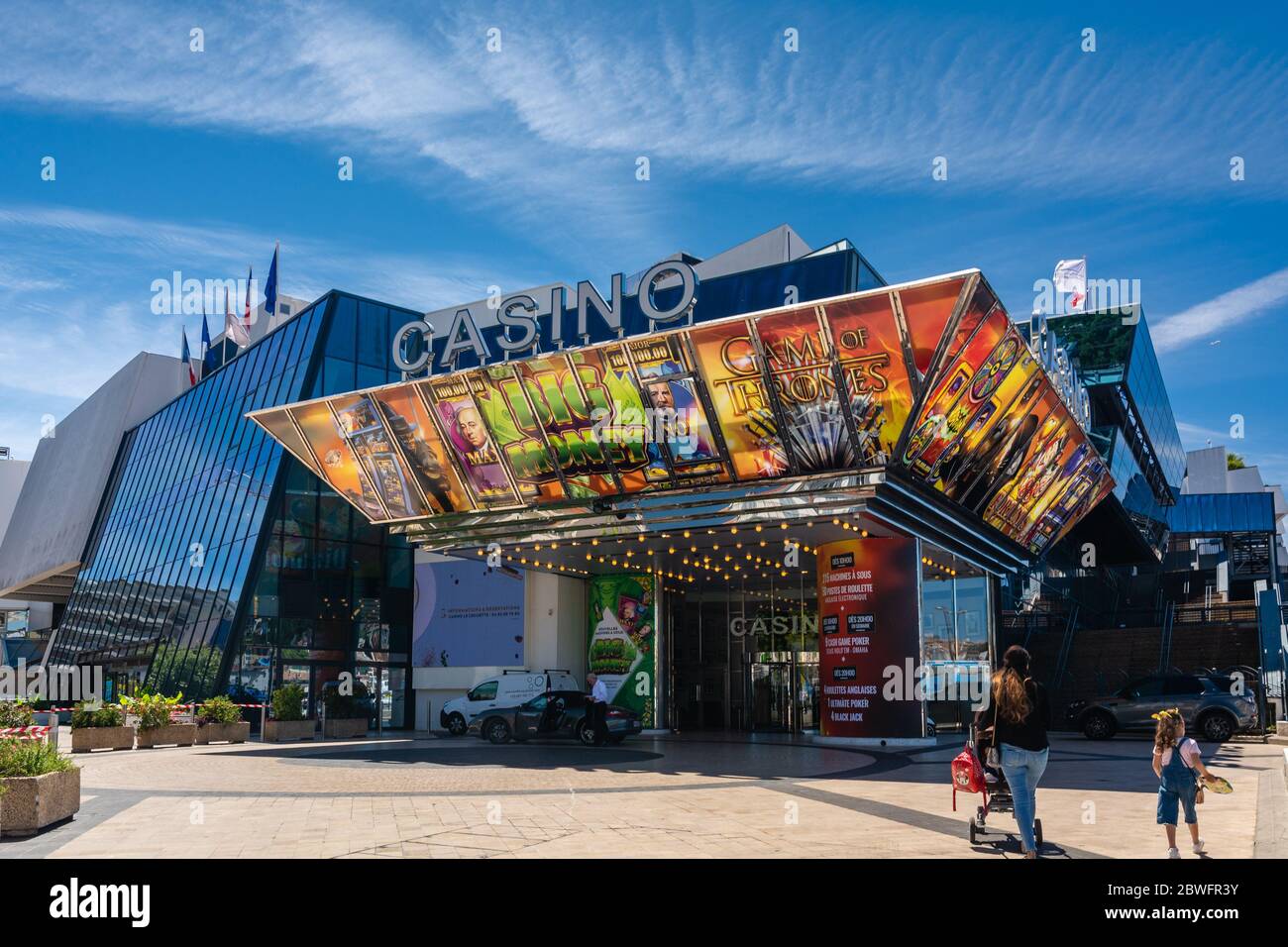 Cannes, France - 12 juin 2019 : façade colorée avec publicité du Casino  Barrière le Croisette située au Palais des Festivals et des Congrès i Photo  Stock - Alamy