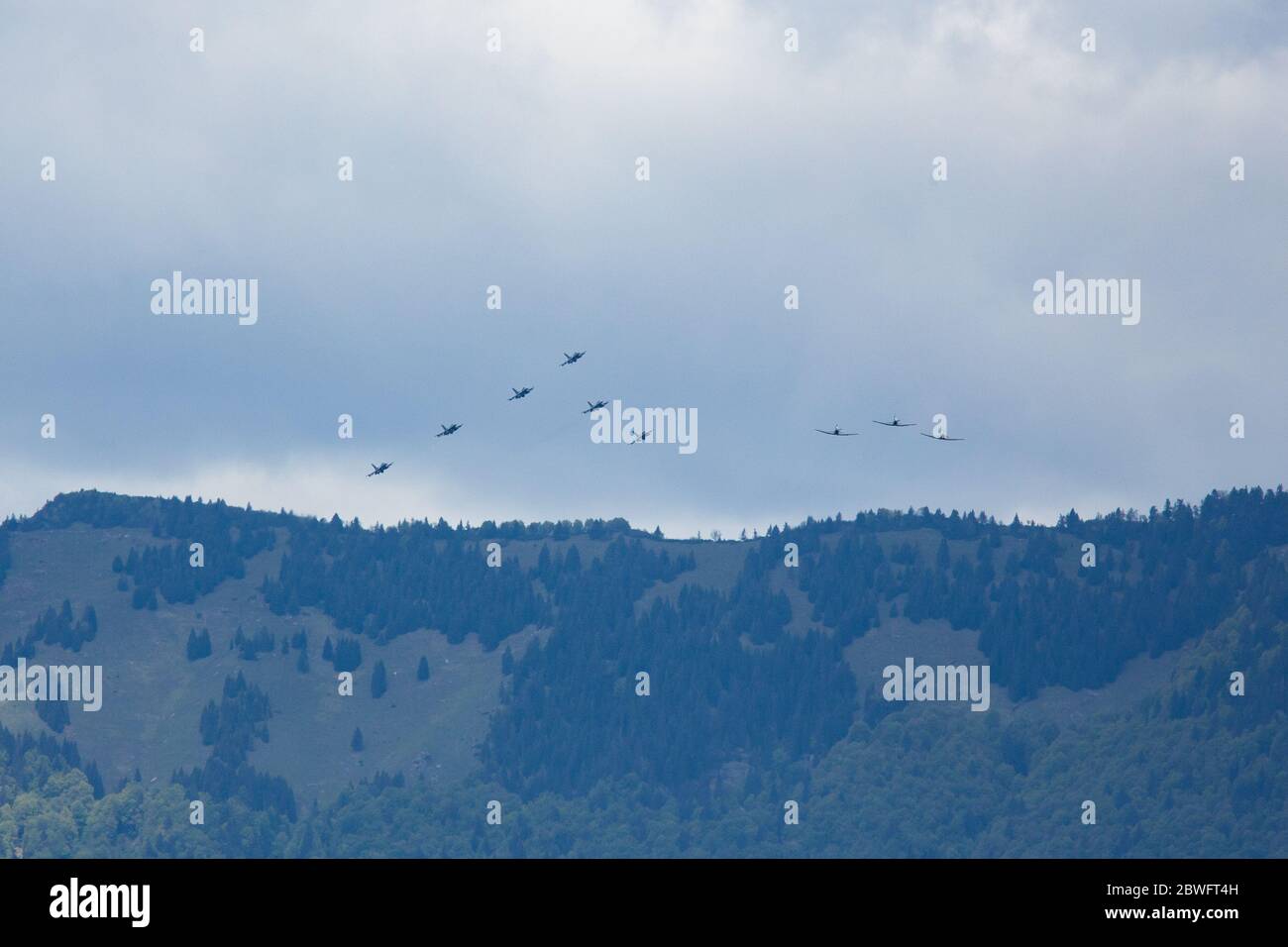 Un aperçu des avions de chasse F-16 de l'armée de l'air des États-Unis et des avions PC-9 de l'armée de l'air slovène dans deux formations d'échelon tandis qu'ils survolent la Slovénie. Six avions de chasse F-16 de la 31e Escadre de chasseurs de l'USAF stationnés à Aviano, en Italie, dans l'Aviation britannique Lockheed Martin Et trois PC-9 de la Force aérienne slovène du 15e régiment de la Force aérienne slovène ont survolé conjointement des hôpitaux et des sites d'essai Covid-19 en Slovénie pour honorer le premier jour officiel de la fin de l'épidémie en Slovénie, Et remercier tout le personnel médical et les autres pour leurs efforts durant l'épidémie de Covid-19. Banque D'Images