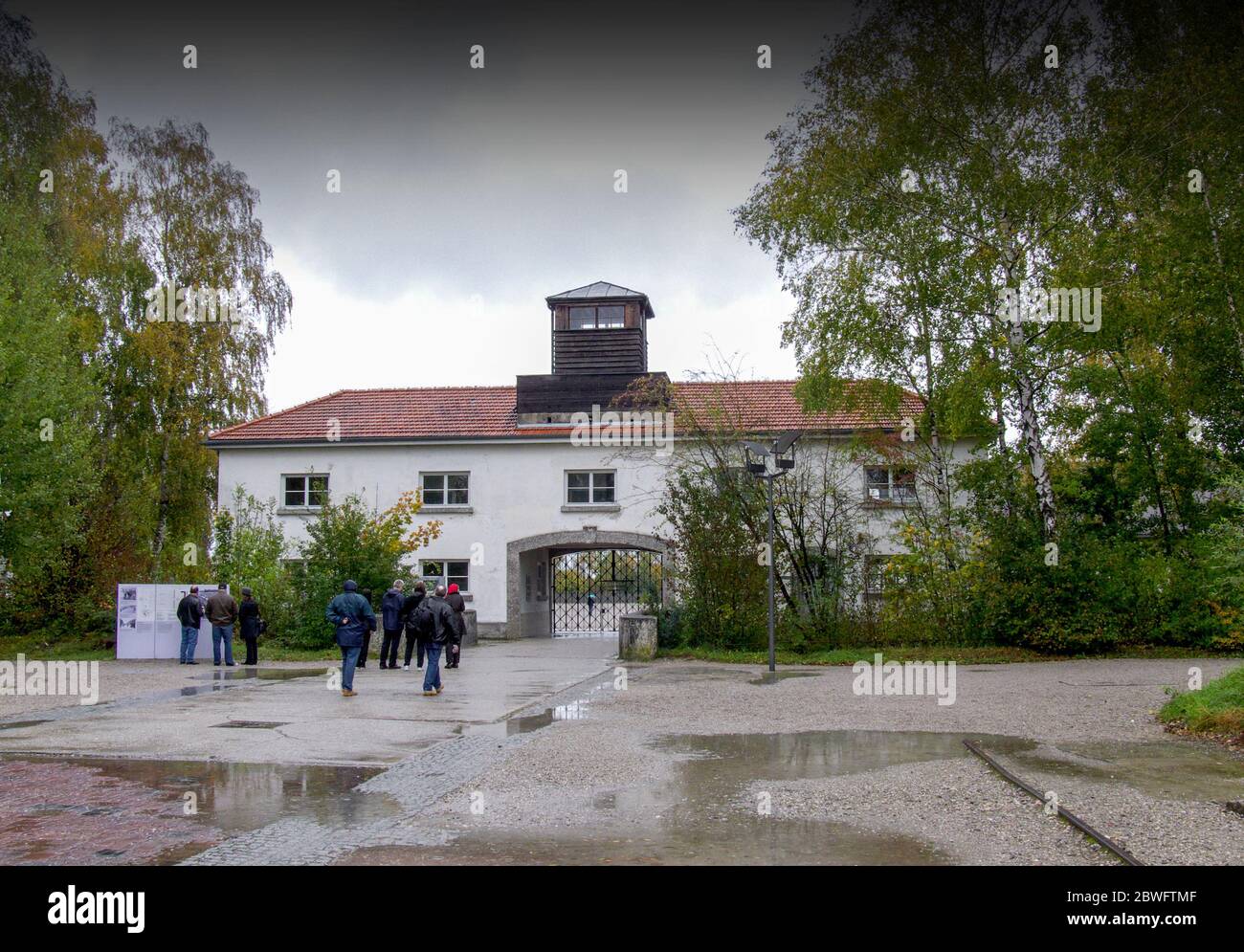 Bâtiment d'entrée du camp de concentration de Dachau. Ouvert en 1933, il fut le premier camp de concentration nazi et fut un prototype pour tous les autres Conce nazi Banque D'Images
