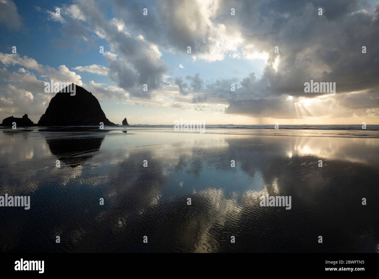 Ciel nuageux se reflétant dans la mer, Cannon Beach, Oregon, États-Unis Banque D'Images