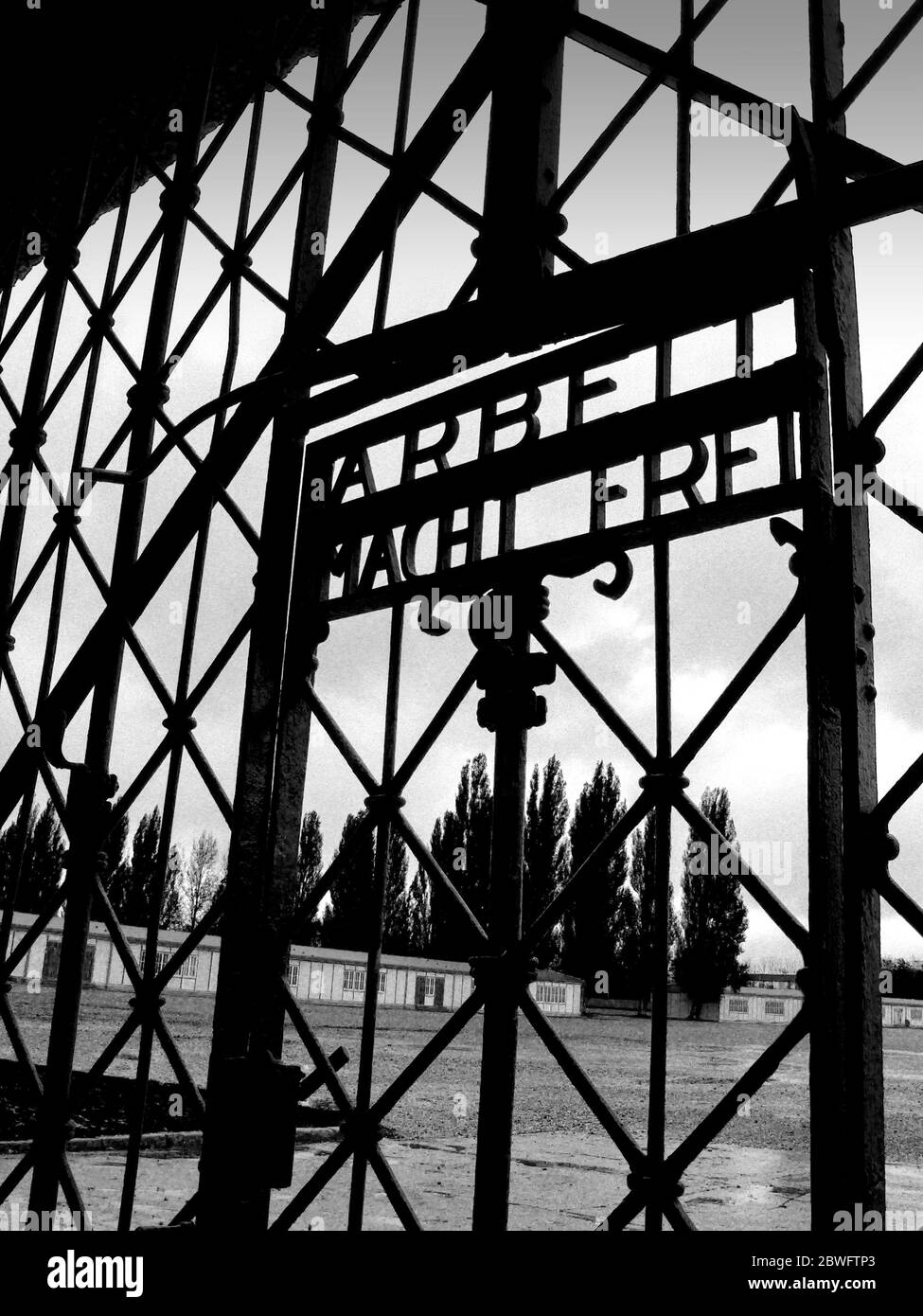 Bâtiment d'entrée et portes du camp de concentration de Dachau. Ouvert en 1933, il a été le premier camp de concentration nazi et a été un prototype pour tous les autres Banque D'Images