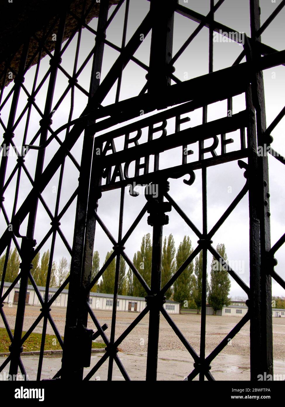 Bâtiment d'entrée et portes du camp de concentration de Dachau. Ouvert en 1933, il a été le premier camp de concentration nazi et a été un prototype pour tous les autres Banque D'Images