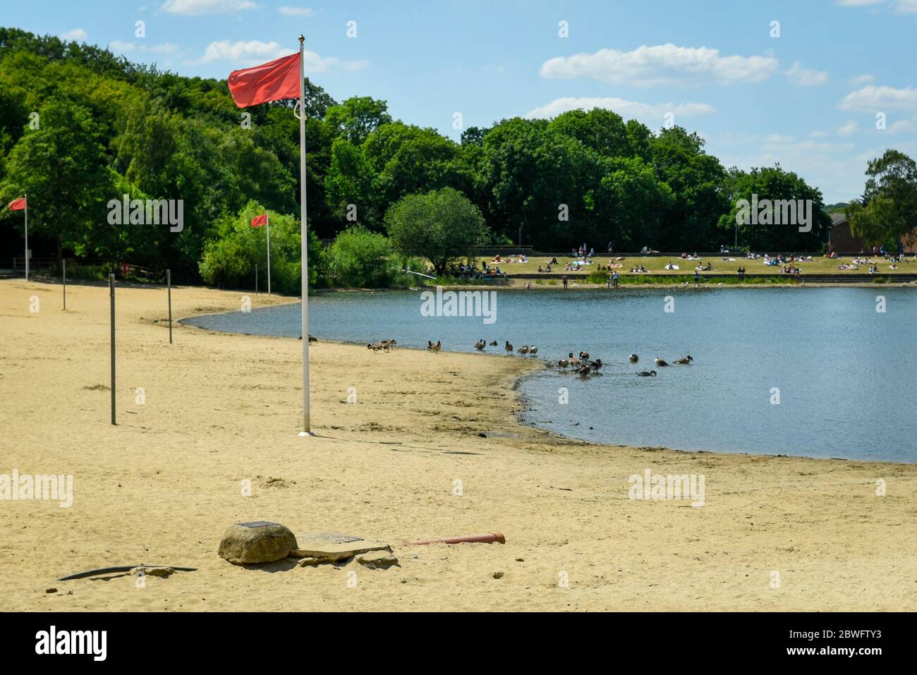 Londres, Royaume-Uni. 1er juin 2020. Météo britannique - la plage vide de Ruislip Lido dans le nord-ouest de Londres. Le conseil de Hillingdon a fermé la plage au public après plusieurs jours où le public n'adhéraient pas à la distanciation sociale, les restrictions de confinement en cas de pandémie du coronavirus ayant été assouplies par le gouvernement britannique. Le premier jour de l'été météorologique, les visiteurs qui ont voyagé hors de la région ont eu recours au soleil sur n'importe quelle zone d'herbe qu'ils pourraient trouver. Credit: Stephen Chung / Alay Live News Banque D'Images