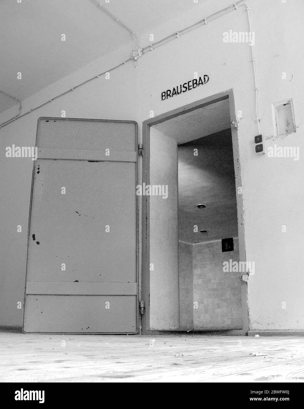 Porte de la chambre à gaz et intérieur du camp de concentration de Dachau. Avec le mot au-dessus de la porte, Brausebad - douche (baignoire). Ouvert en 1933, il a été le premier Banque D'Images