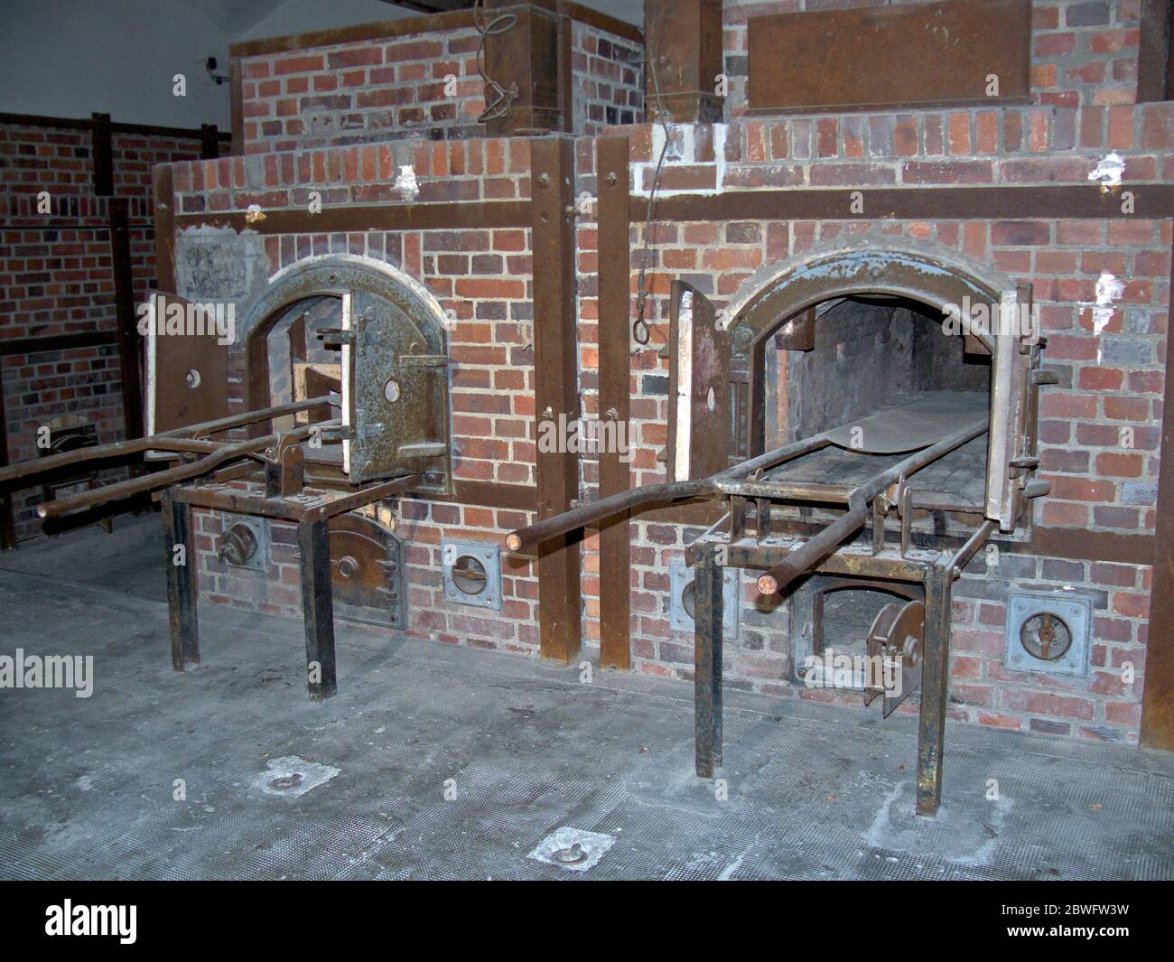 Le crématorium au camp de concentration de Dachau. Ouvert en 1933, il fut le premier camp de concentration nazi et fut un prototype pour tous les autres concents nazis Banque D'Images