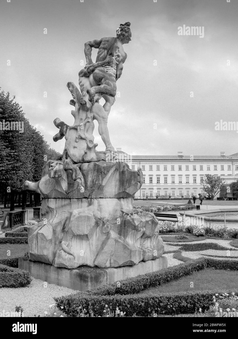 Statue dans les jardins du château Mirabell - Palais Mirabell à Salzbourg, Autriche. Il a été construit en 1606 par le prince-archevêque Wolf Dietrich pour son belov Banque D'Images