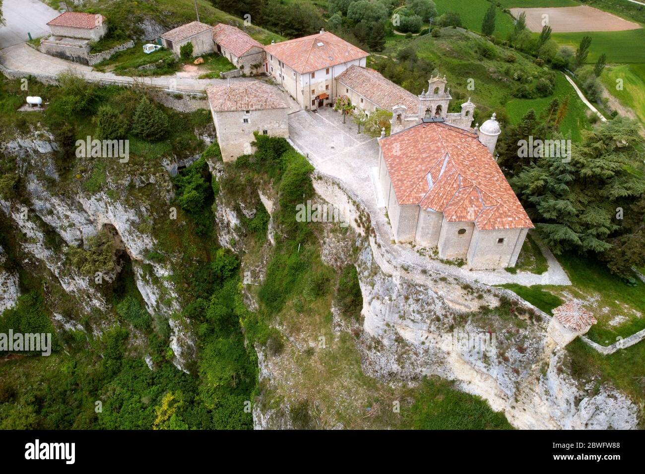 Vue aérienne du sanctuaire de Santa Casilda, province de la Bureba Burgos, Castille-Leon . Banque D'Images