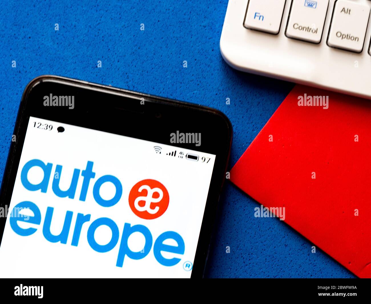 Dans cette illustration, le logo Auto Europe car Rentals est affiché sur un smartphone Banque D'Images