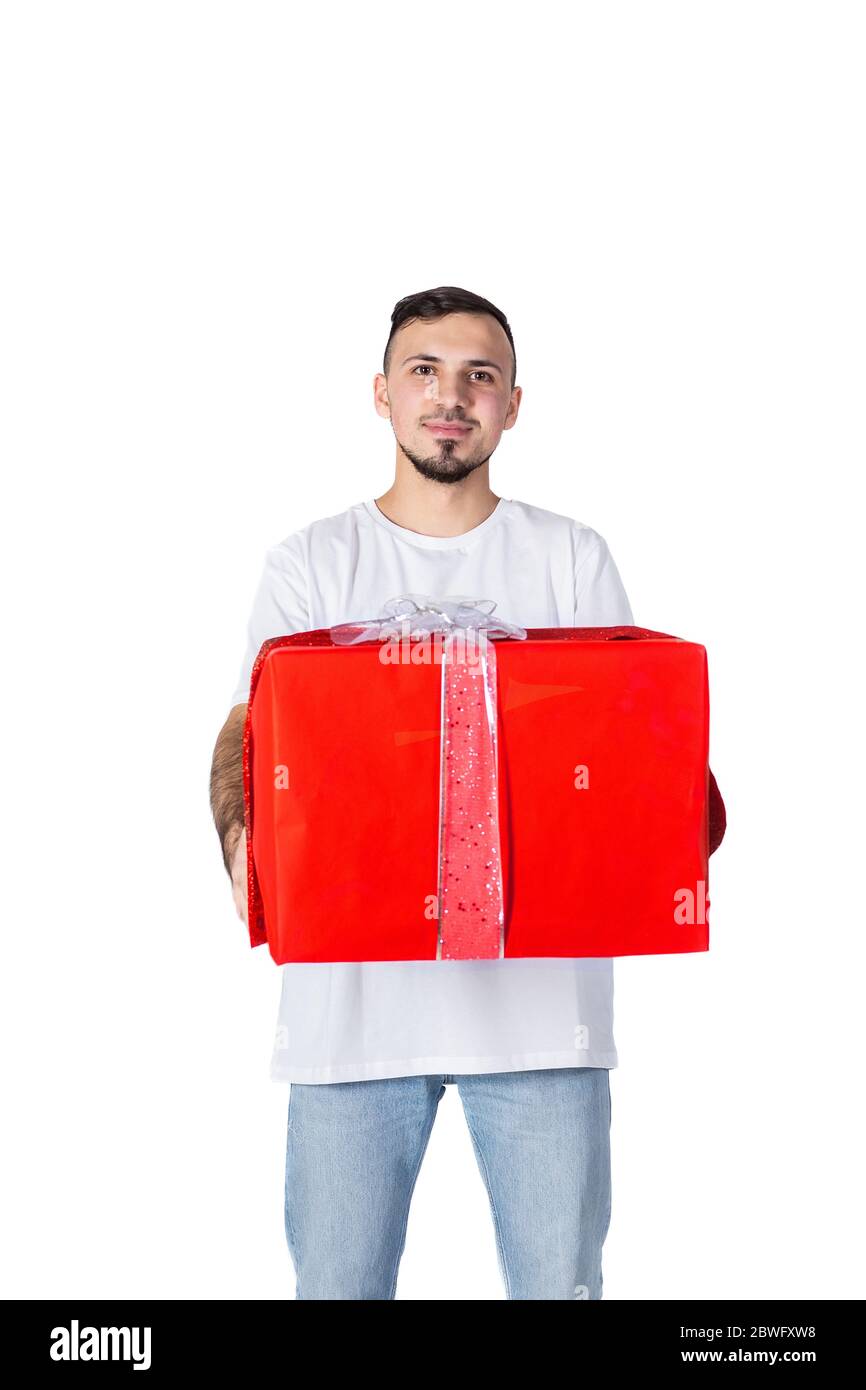 homme non rasé avec la boîte de présentation. Joyeux anniversaire. Partage homme présent. Accueil romantique. Le lendemain de Noël. Date d'amour. Cadeau de Saint Valentin. Mode masculin. Banque D'Images