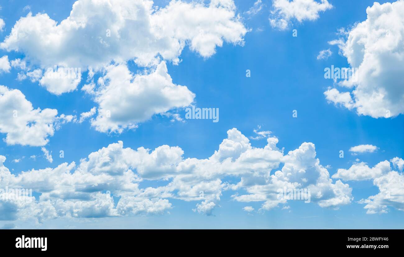 Nuages blancs (cumulus) sur ciel bleu au-dessus du sud-ouest de la Floride, États-Unis Banque D'Images