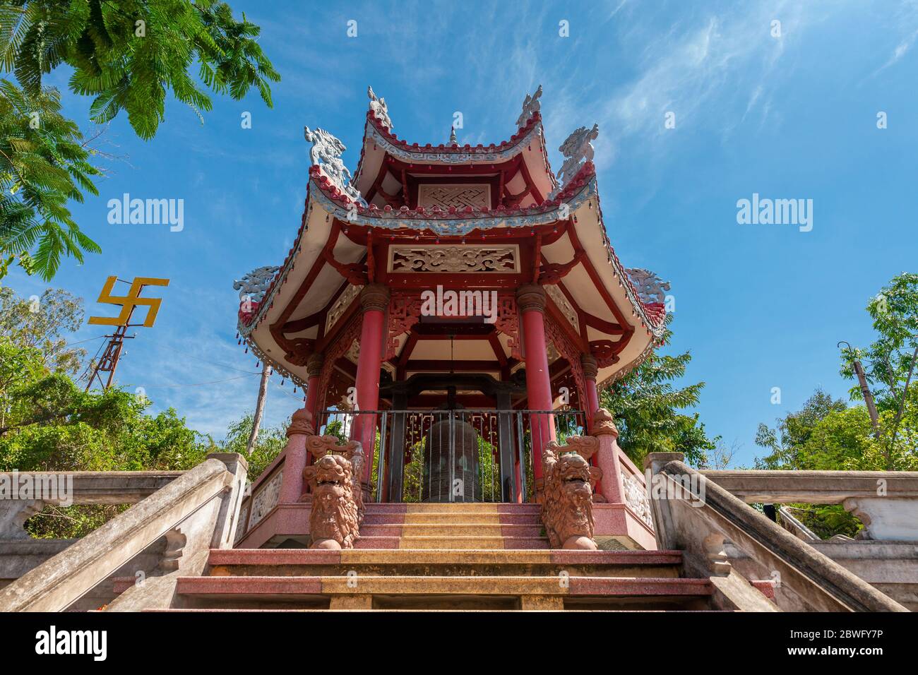 Cloche géante de prière sur le terrain de la Pagode de long fils, Nha Trang, Vietnam Banque D'Images