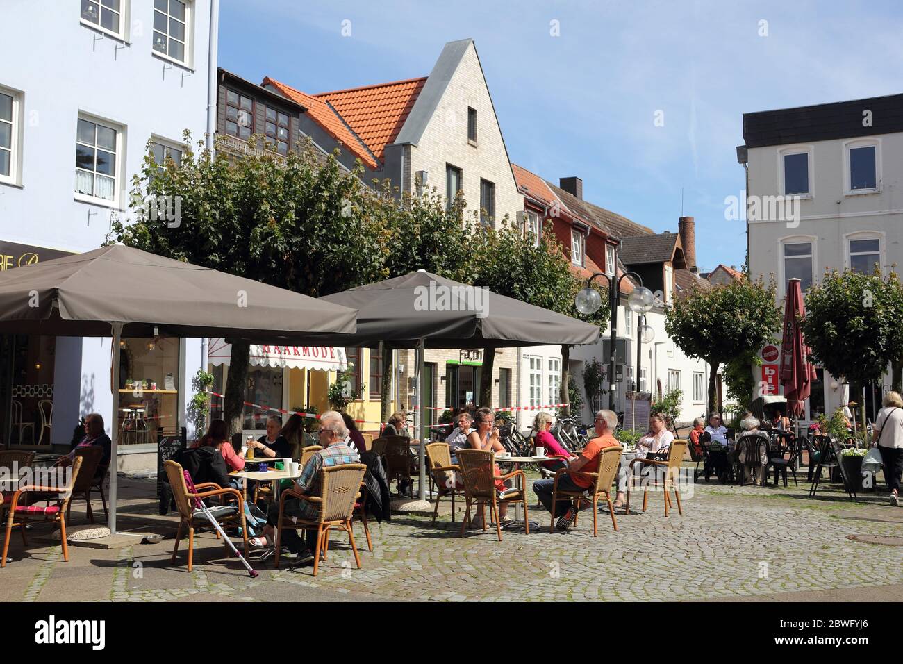 Café sur le trottoir sur le Gänsemarkt à Eckernförde sur la côte de la mer Baltique en Allemagne du Nord Banque D'Images