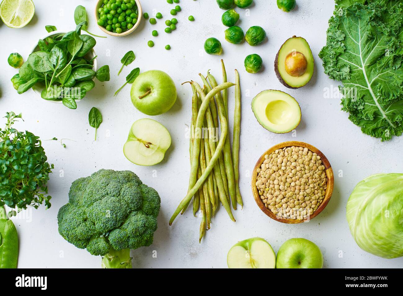 Plat plat avec des ingrédients sains de repas végétariens. Concept de la nourriture crue. Une variété de fruits et légumes biologiques avec avocat. Menu végétalien Banque D'Images