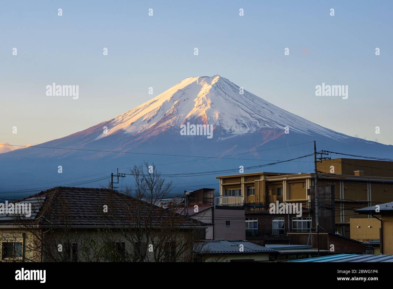 Le mont Fuji connaît aussi Fujiyama ou Fucisan, la plus haute montagne