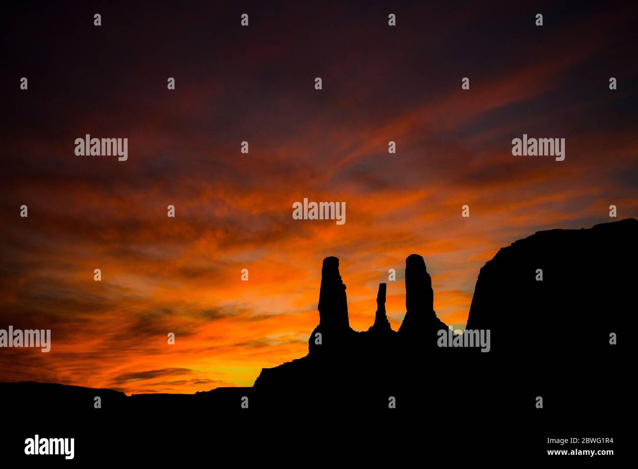 Silhouettes de formations rocheuses au coucher du soleil, Utah, États-Unis, Afrique Banque D'Images