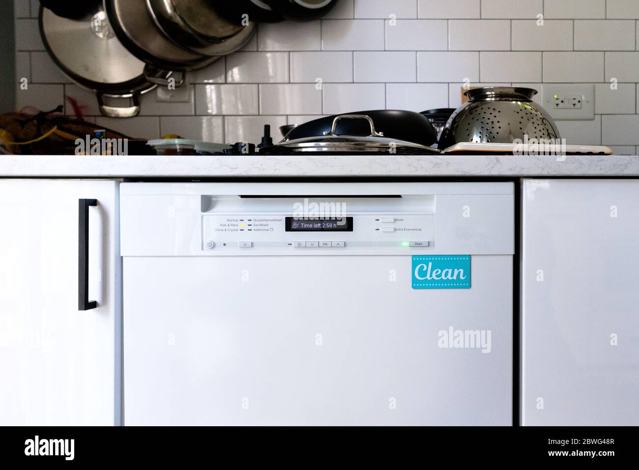 Lave-vaisselle avec aimant propre et casseroles séchant sur le plan de  travail de la cuisine Photo Stock - Alamy