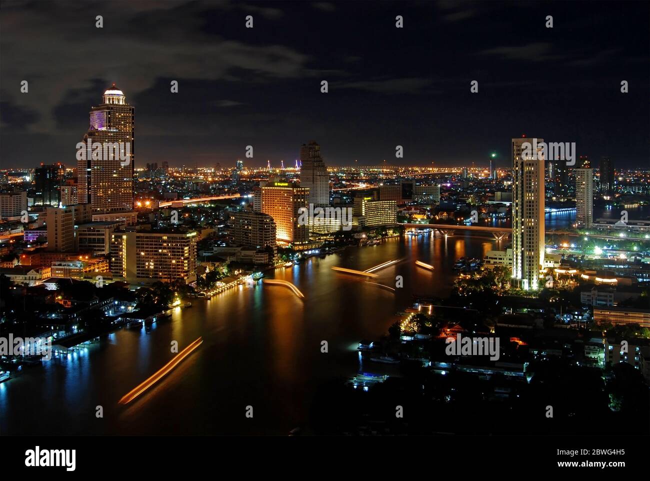 Horizon de Bangkok et de la rivière Chao Phraya la nuit, Thaïlande. Banque D'Images