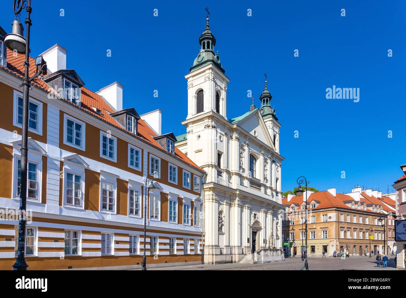 Varsovie, Mazovie / Pologne - 2020/05/10: Façade de l'Église de l'ordre paulinien de Saint-Esprit - kosciol sw. ducha - rue Freta dans la ville historique de New Town Banque D'Images