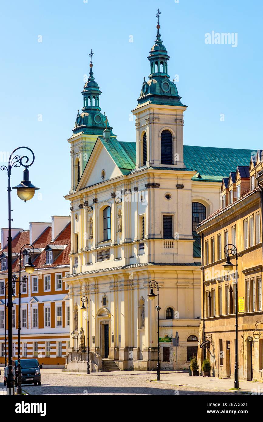 Varsovie, Mazovie / Pologne - 2020/05/10: Façade de l'Église de l'ordre paulinien de Saint-Esprit - kosciol sw. ducha - rue Freta dans la ville historique de New Town Banque D'Images