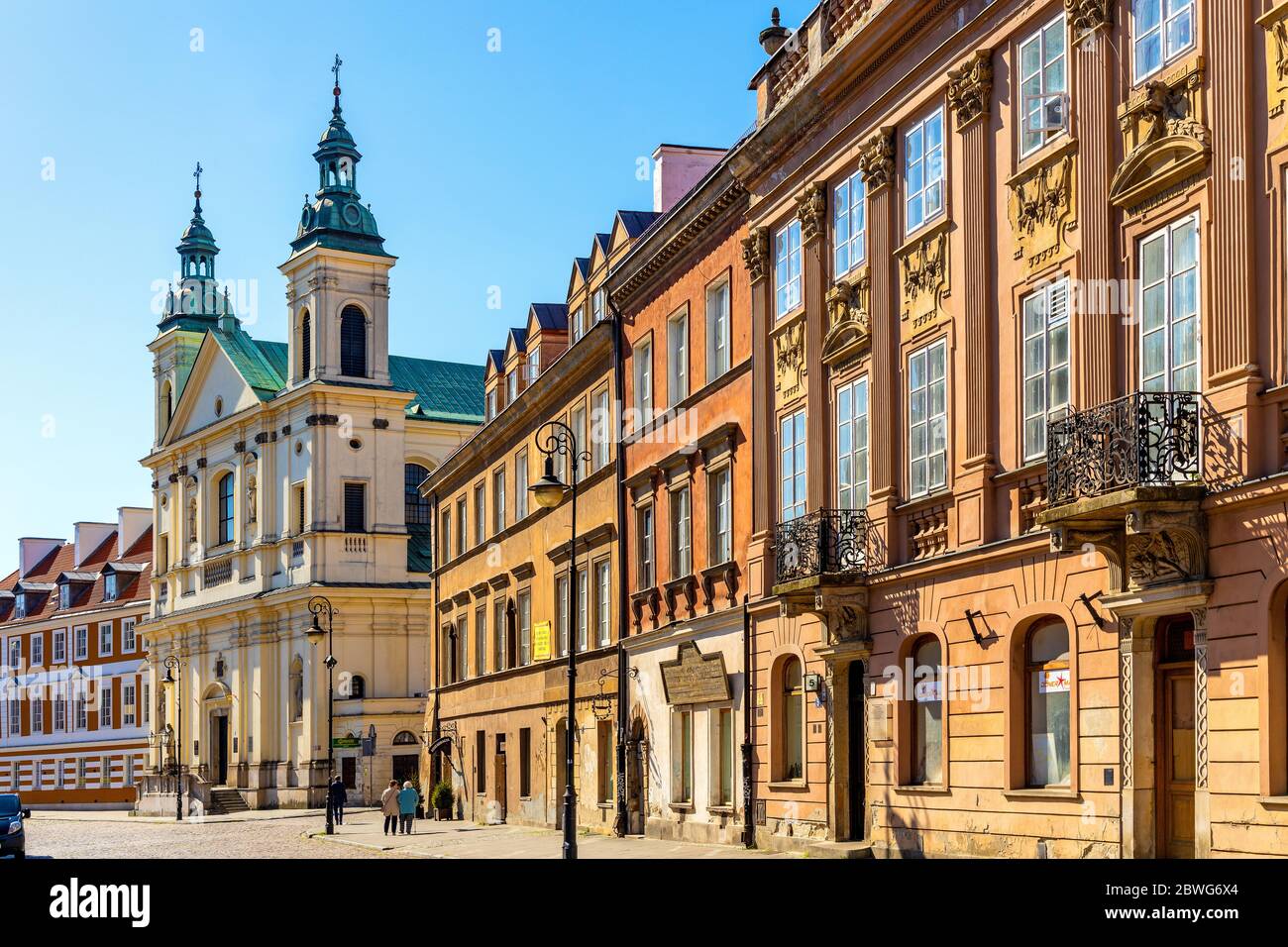 Varsovie, Mazovie / Pologne - 2020/05/10: Vue panoramique sur la ville historique de Nowe Miasto quartier avec l'église de l'ordre Pauline du Saint-Esprit Banque D'Images