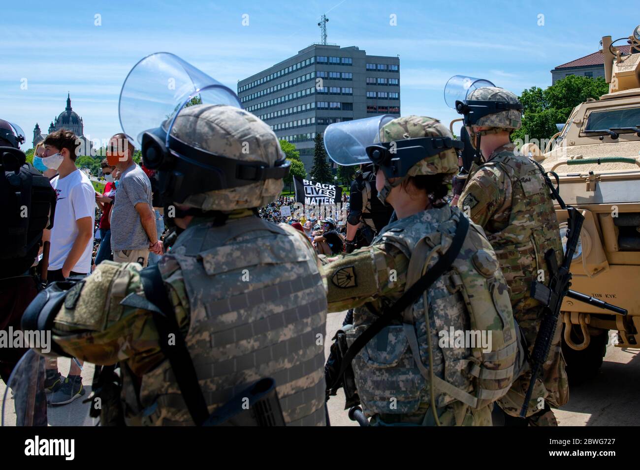 ST PAUL, MINNESOTA, États-Unis - 31 mai 2020 - des soldats de la Garde nationale du Minnesota se trouvent devant le bâtiment du capitole de l'État, à St. Paul, dans le Minnesota, avec leur lot Banque D'Images