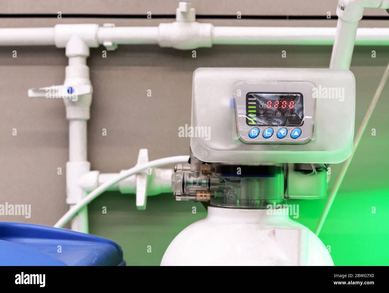 Système de purification d'eau avec vanne de contrôle pour installation dans les maisons ou les chalets. Banque D'Images